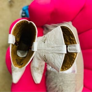 Elegant White Embroidered Women's Boots